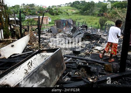 itabuna, bahia / brasilien - 5. März 2012: Feuer zerstört Slumhäuser in der Stadt Itabuna. *** Ortsüberschrift *** Stockfoto