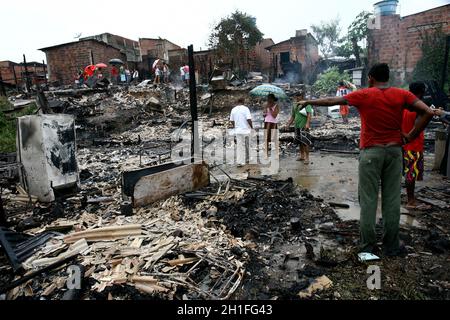 itabuna, bahia / brasilien - 5. März 2012: Feuer zerstört Slumhäuser in der Stadt Itabuna. *** Ortsüberschrift *** Stockfoto