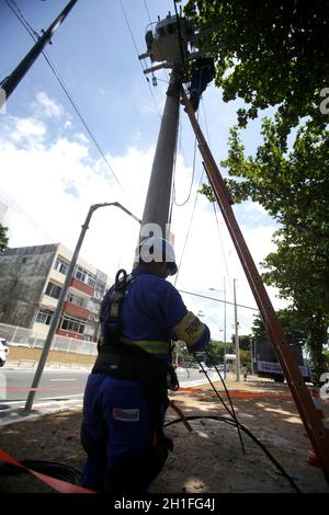 salvador, bahia / brasilien - 28. februar 2019: Elektriker macht Reparaturen am Stromnetz während der Karnevalszeit in der Stadt Salvador. *** Loc Stockfoto