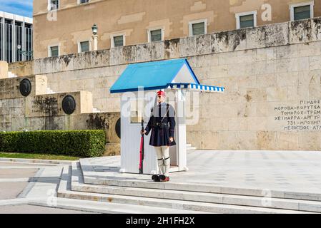 Athen, Griechenland - 1. November 2017: Die präsidentengarde (sog. 'Evzones') vor dem griechischen Parlament, dem Syntagma-platz, Athen, Griechenland, Eur Stockfoto