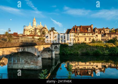 FRANKREICH. DORDOGNE (24). PERIGUEUX. SAINT-FRONT KATHEDRALE UND RENAISSANCE HÄUSER, AM RANDE DES ISLE RIVER Stockfoto