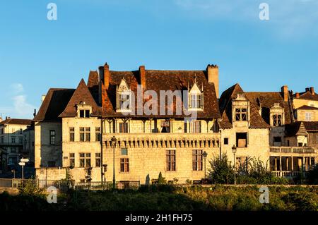 FRANKREICH. DORDOGNE (24). PERIGUEUX. RENAISSANCE-HÄUSER AM RANDE DES ISLE RIVER Stockfoto