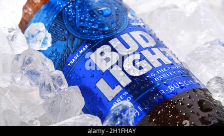 POSEN, POL - 22. MAI 2020: Flasche Bud Light Beer, ein amerikanisches Leichtbier, hergestellt von Anheuser-Busch, eingeführt 1982. Stockfoto