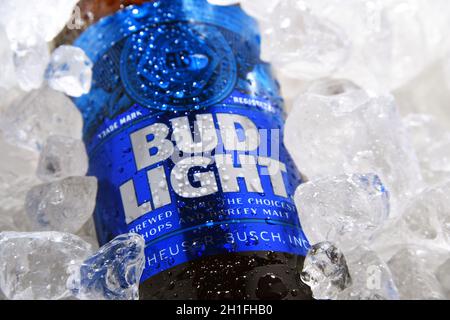 POSEN, POL - 22. MAI 2020: Flasche Bud Light Beer, ein amerikanisches Leichtbier, hergestellt von Anheuser-Busch, eingeführt 1982. Stockfoto