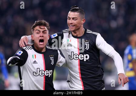 Torino, Italien. 19. Januar 2020. Italienische Serie A Juventus FC vs Parma Calcio. Cristiano Ronaldo von Juventus Turin FC feiern mit Paulo Dybala. Stockfoto