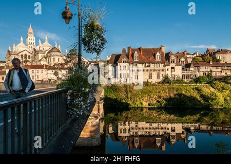 FRANKREICH. DORDOGNE (24). PERIGUEUX. SAINT-FRONT CATHEDRAL, BARRIS-BRÜCKE UND RENAISSANCE-HÄUSER AM UFER DER ISLE RIVER Stockfoto