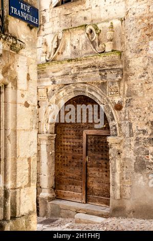 FRANKREICH. DORDOGNE (24). PERIGUEUX. NIETEN TÜR UNTER RENAISSANCE-PORTAL, DU CALVAIRE STRASSE Stockfoto