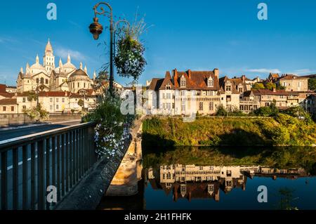 FRANKREICH. DORDOGNE (24). PERIGUEUX. SAINT-FRONT CATHEDRAL, BARRIS-BRÜCKE UND RENAISSANCE-HÄUSER AM UFER DER ISLE RIVER Stockfoto