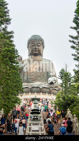 Stufen führen zur großen Buddha-Statue von Tian Tan auf der Insel Lantau, Hongkong Stockfoto