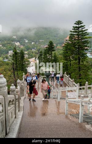 Blick hinunter auf das Dorf Ngon Ping von der Treppe der Tian Tan Big Buddha Statue auf Lantau Island, Hong Kong Stockfoto