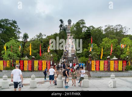 Stufen führen zur großen Buddha-Statue von Tian Tan auf der Insel Lantau, Hongkong Stockfoto