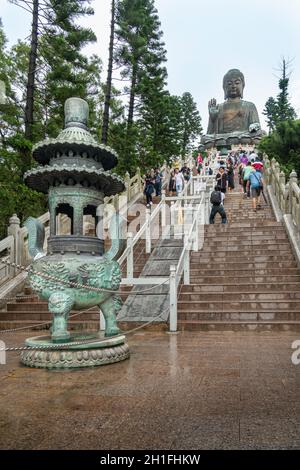 Stufen führen zur großen Buddha-Statue von Tian Tan auf der Insel Lantau, Hongkong Stockfoto