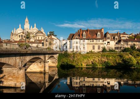 FRANKREICH. DORDOGNE (24). PERIGUEUX. SAINT-FRONT CATHEDRAL, BARRIS-BRÜCKE UND RENAISSANCE-HÄUSER AM UFER DER ISLE RIVER Stockfoto