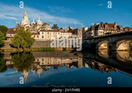 FRANKREICH. DORDOGNE (24). PERIGUEUX. SAINT-FRONT CATHEDRAL, BARRIS-BRÜCKE UND RENAISSANCE-HÄUSER AM UFER DER ISLE RIVER Stockfoto