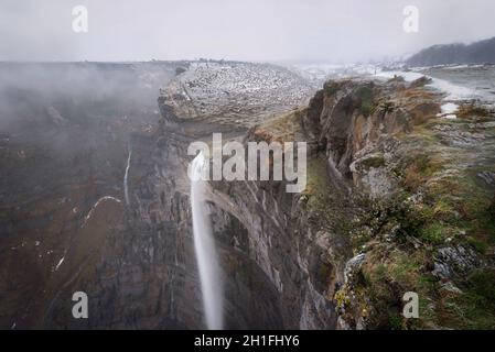 Fluss Nervion Quelle und Wasserfall in Monte de Santiago, Burgos, Spanien. Stockfoto