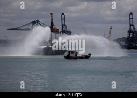 salvador, bahia / brasilien - 18. oktober 2019: Boot startet Wasserstrahlen in der Nähe des Hafens der Stadt Salvador. *** Ortsüberschrift *** Stockfoto