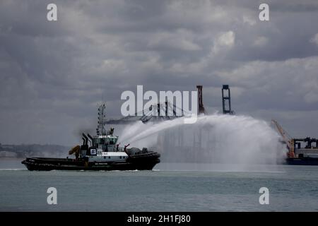 salvador, bahia / brasilien - 18. oktober 2019: Boot startet Wasserstrahlen in der Nähe des Hafens der Stadt Salvador. *** Ortsüberschrift *** Stockfoto