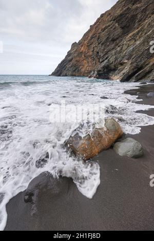 Wave-Spray-Splash über den felsigen Strand an einem stürmischen Tag in La Gomera, Kanarische Inseln, Spanien. Stockfoto