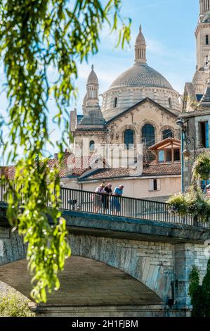 FRANKREICH. DORDOGNE (24). PERIGUEUX. SAINT-FRONT KATHEDRALE, IN DER ALTSTADT, VOM UFER DER INSEL. DIE BARRIS-BRÜCKE Stockfoto