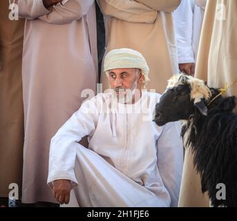 Nizwa, Oman, 2. Dezember 2016: Shopper auf dem Ziegenmarkt am Freitag in Nizwa, Oman Stockfoto