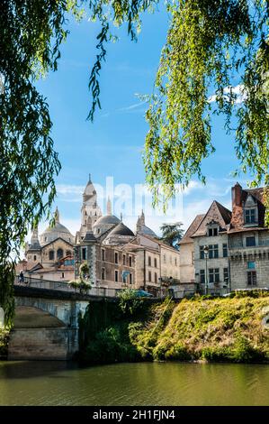 FRANKREICH. DORDOGNE (24). PERIGUEUX. SAINT-FRONT CATHEDRAL, BARRIS-BRÜCKE UND RENAISSANCE-HÄUSER AM UFER DER ISLE RIVER Stockfoto