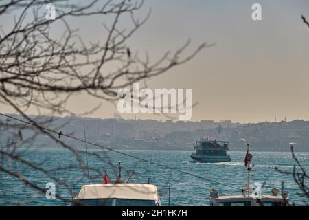 Stadt konstantinopel und bosporus Meer mit Schiff und Fähre, indem sie Foto aus dolmabahce Palast während der frühen Morgensonne Reflexion Stockfoto