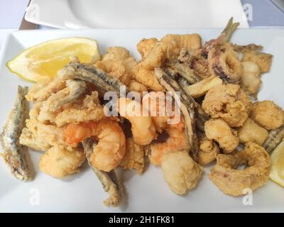 Köstlicher marinierter frittierter Fisch, typisch andalusisches Essen. Spanische Tapas mit Dogfish, Sardellen, Garnelen und Tintenfisch Stockfoto