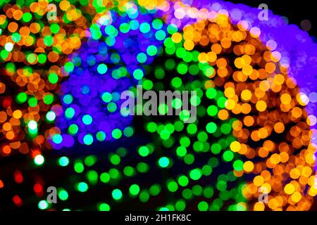 Defokussierte Regenbogen Farbe abstrakt Bokeh Lichter Hintergrund. Festliche Lichter. Verschwommenes Urlaubsbokeh. Weihnachts- und Neujahr-Konzept Stockfoto