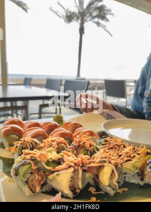 Blick auf das Sushi-Set mit Essstäbchen in der Hand Stockfoto