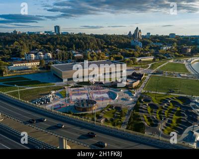 Ein neuer Skatepark in Kazan. Extremer Park für Unterhaltung. Blick von oben. Luftaufnahme des Skateparks Stockfoto