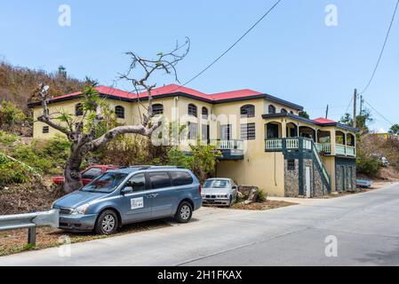 Smith Bay, St. Thomas, amerikanische Jungferninseln (USVI) - 30. April 2019: Typisches Wohnhaus in Smith Bay Siedlung St. Thomas, amerikanische Jungferninsel Stockfoto