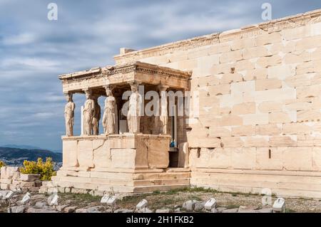 Die caryatid Veranda sichtbar als Teil der alten Erechtheion Tempel auf der Akropolis in Athen, Griechenland Stockfoto