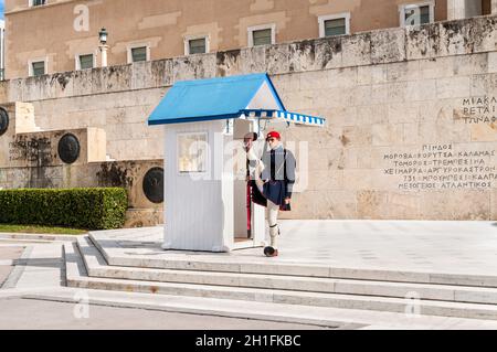 Athen, Griechenland - November 1, 2017: Ändern der Präsidentengarde (die so genannte "Evzones') Vor dem Denkmal des unbekannten Soldaten, nächste Stockfoto