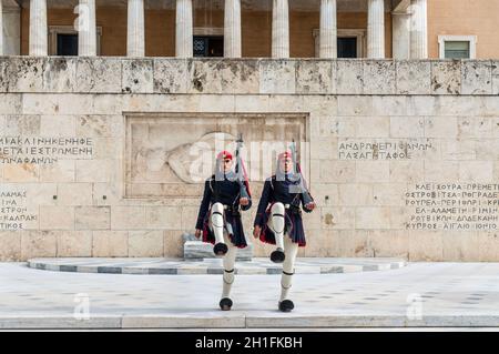 Athen, Griechenland - November 1, 2017: Ändern der Präsidentengarde (die so genannte "Evzones') Vor dem Denkmal des unbekannten Soldaten, nächste Stockfoto