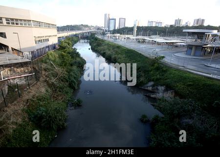 salvador, bahia / brasilien - 25. september 2017: Bett des Kanalisationskanals des Jaguaribes in der Stadt Salvador. *** Ortsüberschrift *** . Stockfoto