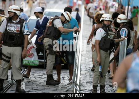 salvador, bahia / brasilien - 4. februar 2016: Militärpolizisten machen in einem Zugangsportal zum Karneval eine Inspektion mit Metalldetektoren an Menschen Stockfoto