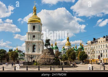 Kiew, Ukraine - 17. August 2013: Denkmal Hetman Bogdan Chmelnizkij und der Glockenturm von St. Sophia Kathedrale, Kiew, Ukraine. Stockfoto