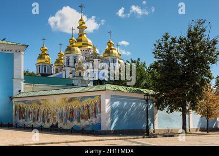 Kiew, Ukraine - August 17, 2013: St. Michael's Goldene Kuppel der Kathedrale ist ein funktionierendes Kloster in Kiew. Es wurde von den sowjetischen Behörden zerstört wurde, Stockfoto