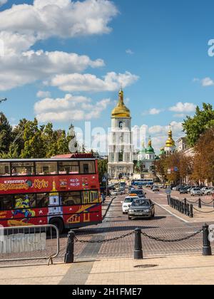 Kiew, Ukraine - 17. August 2013: Sightseeing Bus und St. Sophia Kathedrale im historischen Zentrum von Kiew, Ukraine. Stockfoto