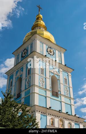 Kiew, Ukraine - August 18, 2013: Kirchturm der St. Michael's Golden-Domed Kloster in Kyiv (Kiew), der Hauptstadt der Ukraine. Stockfoto