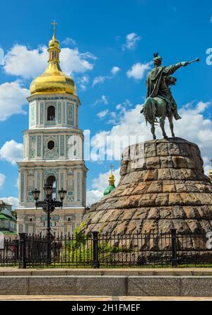 Kiew, Ukraine - 17. August 2013: Denkmal Hetman Bogdan Chmelnizkij und der Glockenturm von St. Sophia, Kiew, Ukraine. Stockfoto