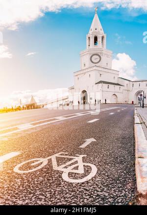 Spasskaya-Turm des Kasaner Kremls. Ein Fahrradweg in der Stadt. Das Konzept der Entwicklung des Fahrradverkehrs in Russland. Stockfoto