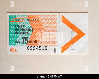 MAILAND, ITALIEN - CIRCA JUNI 2020: Vintage Mailand Ticket für den öffentlichen Nahverkehr Stockfoto