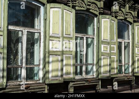 Traditionelles Holzhaus mit geschnitzten Fenstern und Fensterläden in Ulan-Ude. Republik Burjatien, Russland Stockfoto