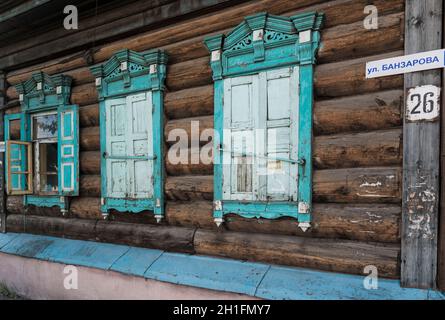 Traditionelles Holzhaus mit bunten Fensterläden in Ulan-Ude.Republik Burjatien, Russland Stockfoto