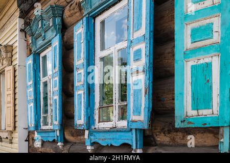 Traditionelles Holzhaus mit bunten Fensterläden in Ulan-Ude.Republik Burjatien, Russland Stockfoto