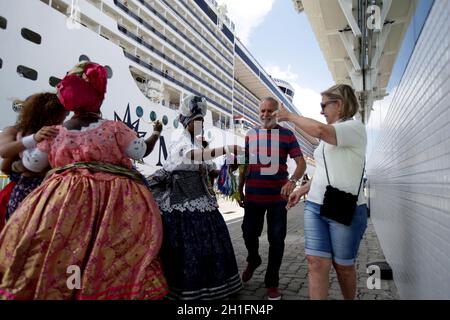 salvador, bahia / brasilien - 19. november 2018: Touristen werden beim Aussteigen von einem Schiff im Hafen von Salvador gesehen. *** Ortsüberschrift *** Stockfoto