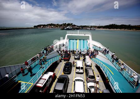 itaparica, bahia / brasilien - 5. september 2017: Passagiere und Fahrzeuge, die von der Dorival Caimmy Fähre am Bom Despacho Terminal aussteigen Stockfoto
