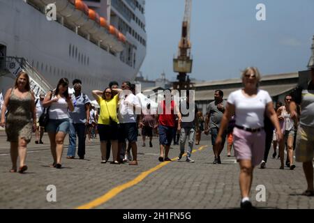 salvador, bahia / brasilien - 19. november 2018: Touristen werden beim Aussteigen von einem Schiff im Hafen von Salvador gesehen. *** Ortsüberschrift *** Stockfoto