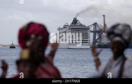 salvador, bahia / brasilien - 19. november 2018: Touristen werden beim Aussteigen von einem Schiff im Hafen von Salvador gesehen. *** Ortsüberschrift *** Stockfoto